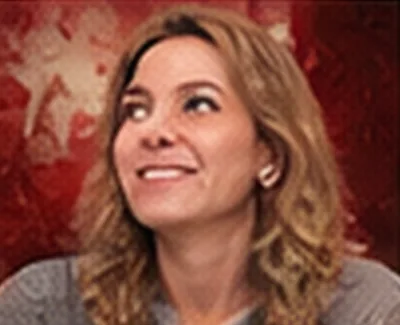 Apoiadora sorri olhando para o lado.